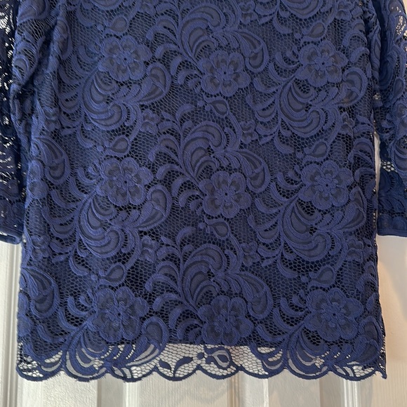 Lacy overlay on front with 3/4 sleeve and zippered back - Picture 2 of 8